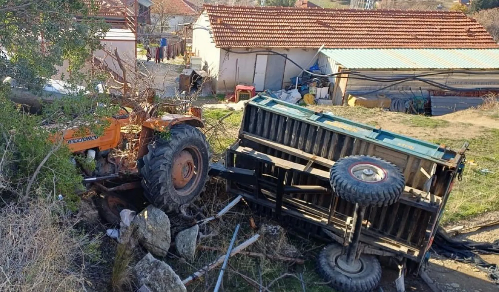 Otomobille çarpışan traktör devrildi: 3 yaralı