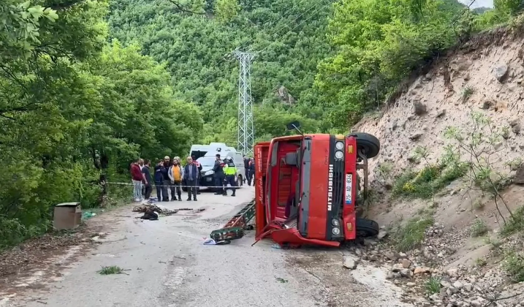 İş makinesi devrildi: 24 yaşındaki genç hayatını kaybetti