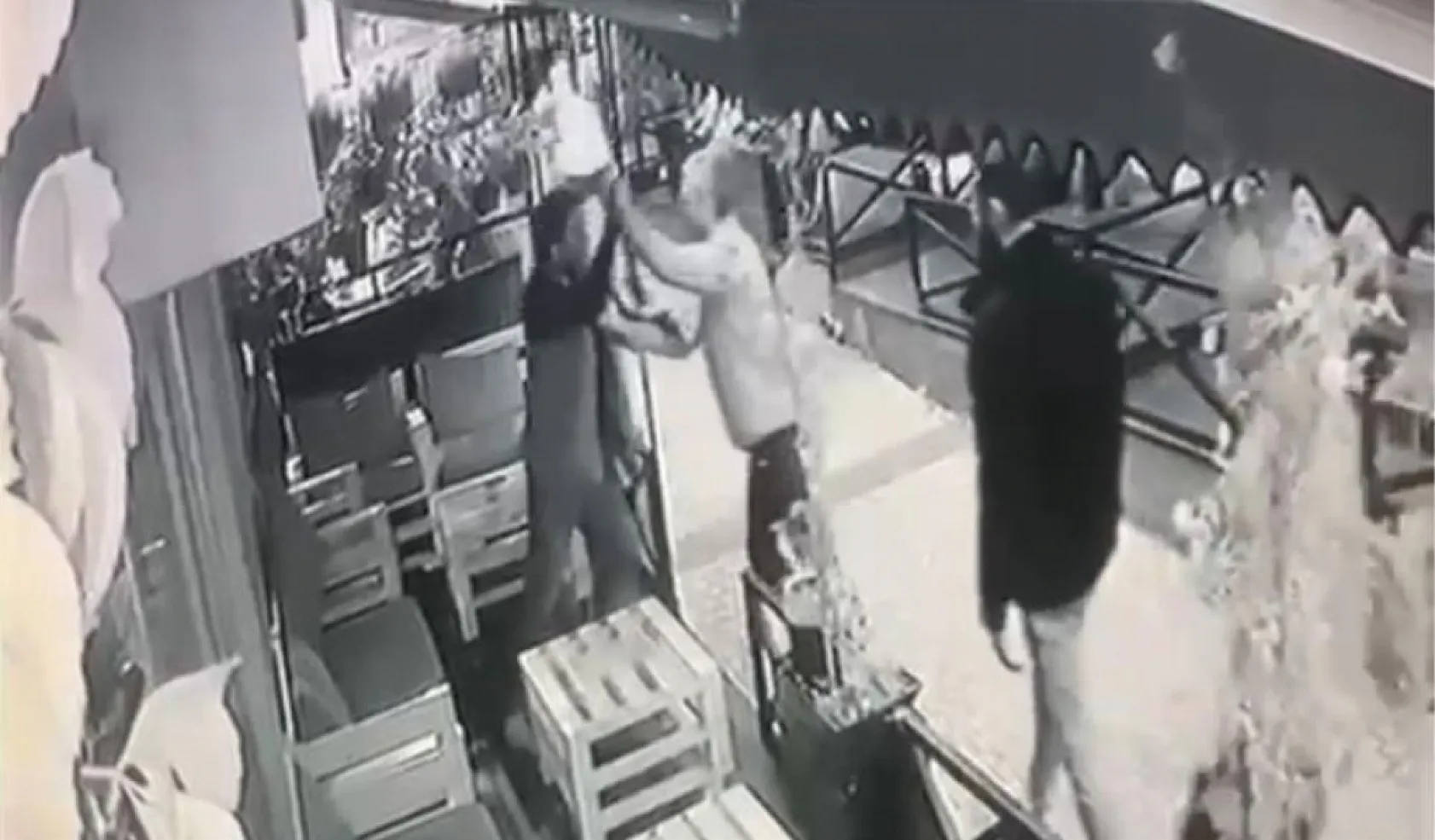 Mekana alınmayan alkollü şahıs dehşet saçtı: 4 yaralı