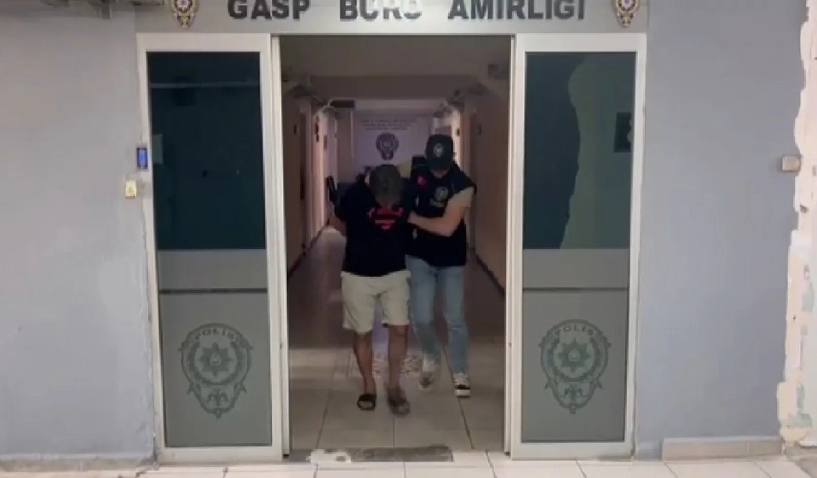 Kadını alıkoyan saldırgan polise de ateş açtı