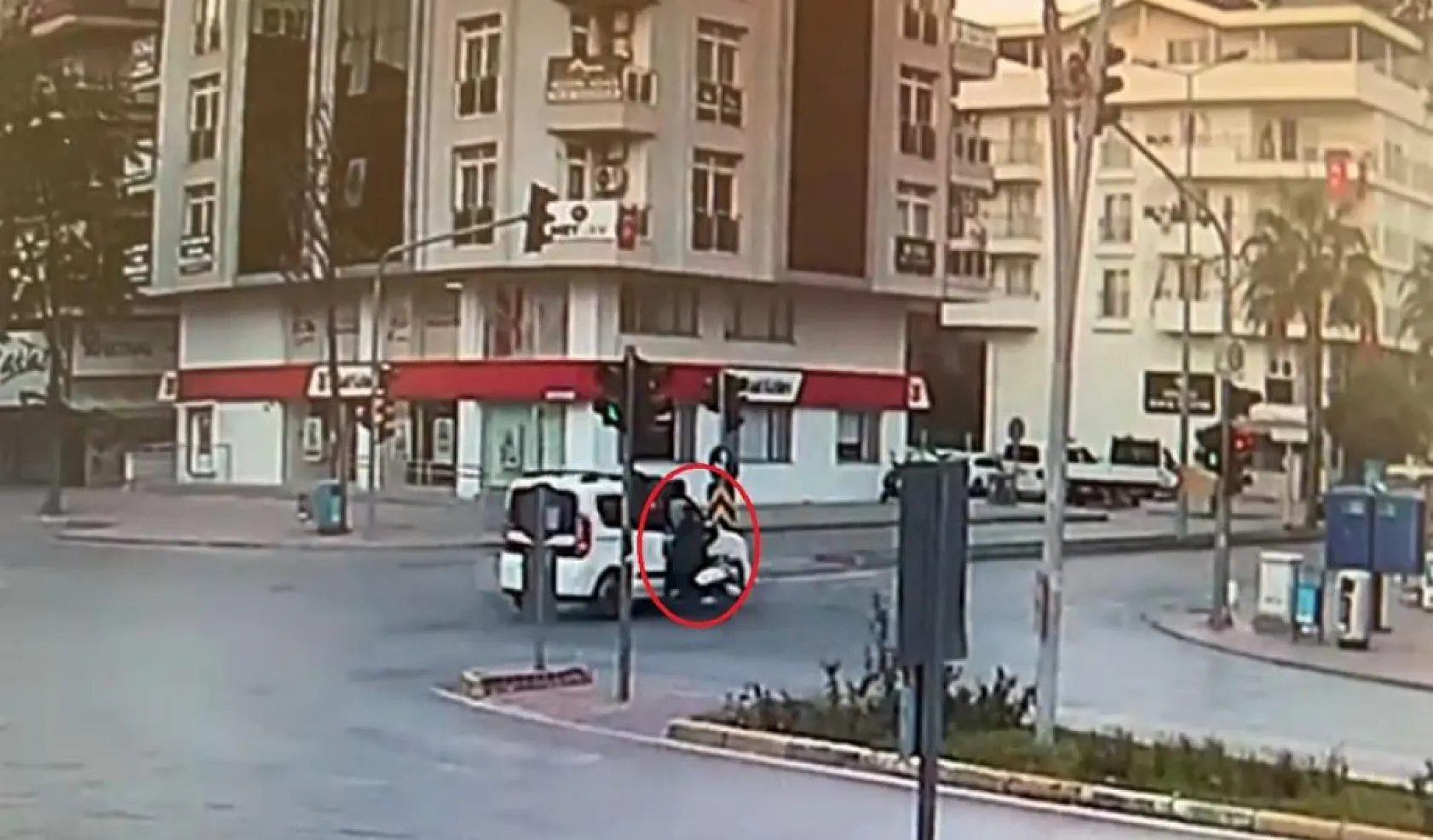Kırmızı ışık ihlali kazayı beraberinde getirdi, genç kız acı içerisinde kaldı