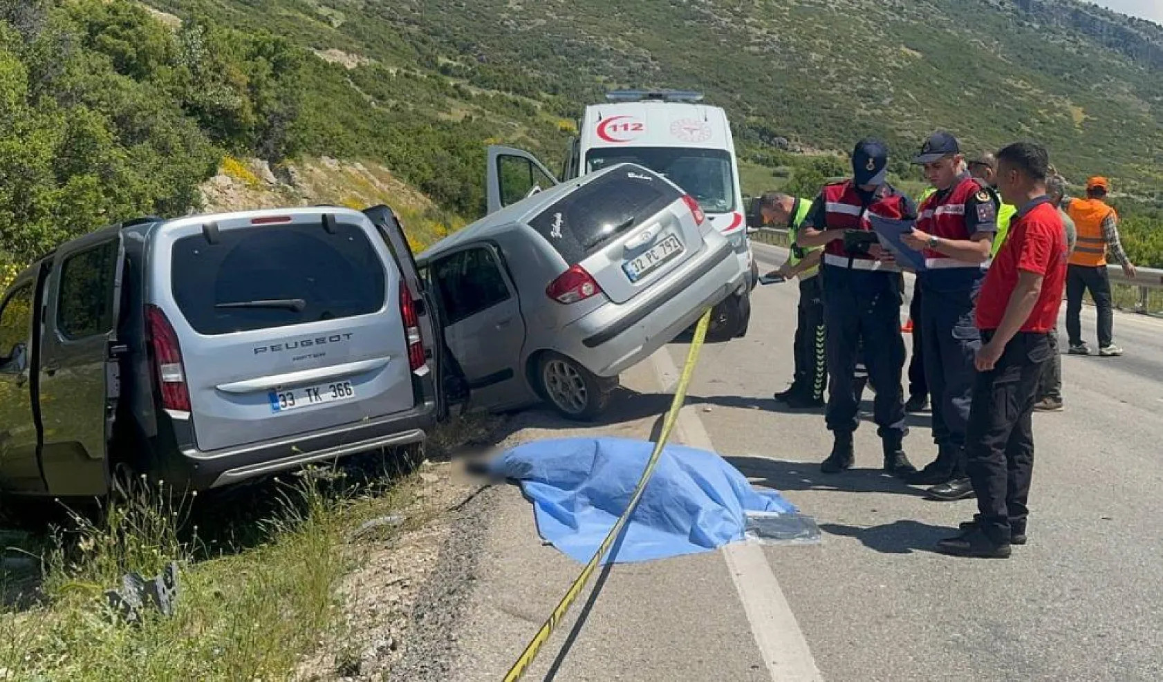 Isparta'da iki otomobil çarpıştı: 1 ölü, 5 yaralı
