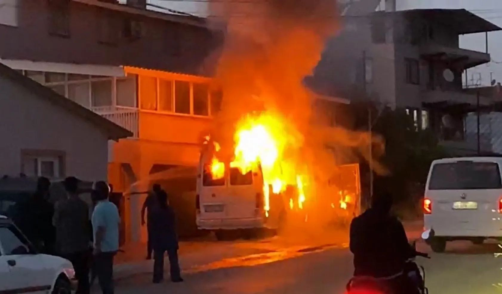 Fethiye'de minibüste yangın çıktı! Alevleri yanındaki binaya sıçradı