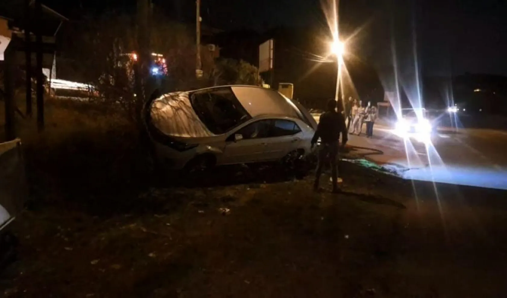 Köpeğe çarpmamak için direksiyonu kırdı, otomobil yan yattı