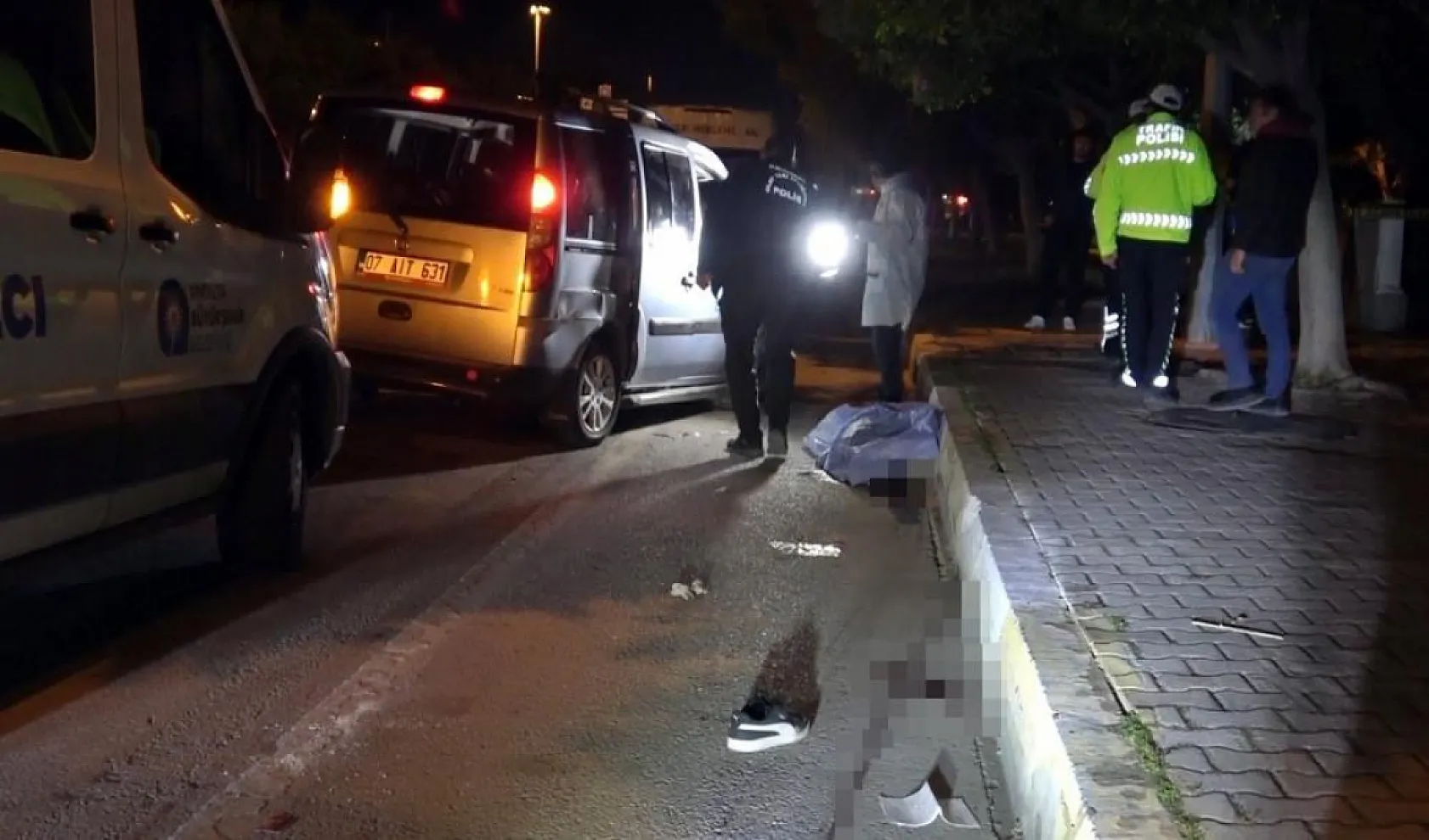 22 yaşındaki genç kız yola savrularak hayatını kaybetti