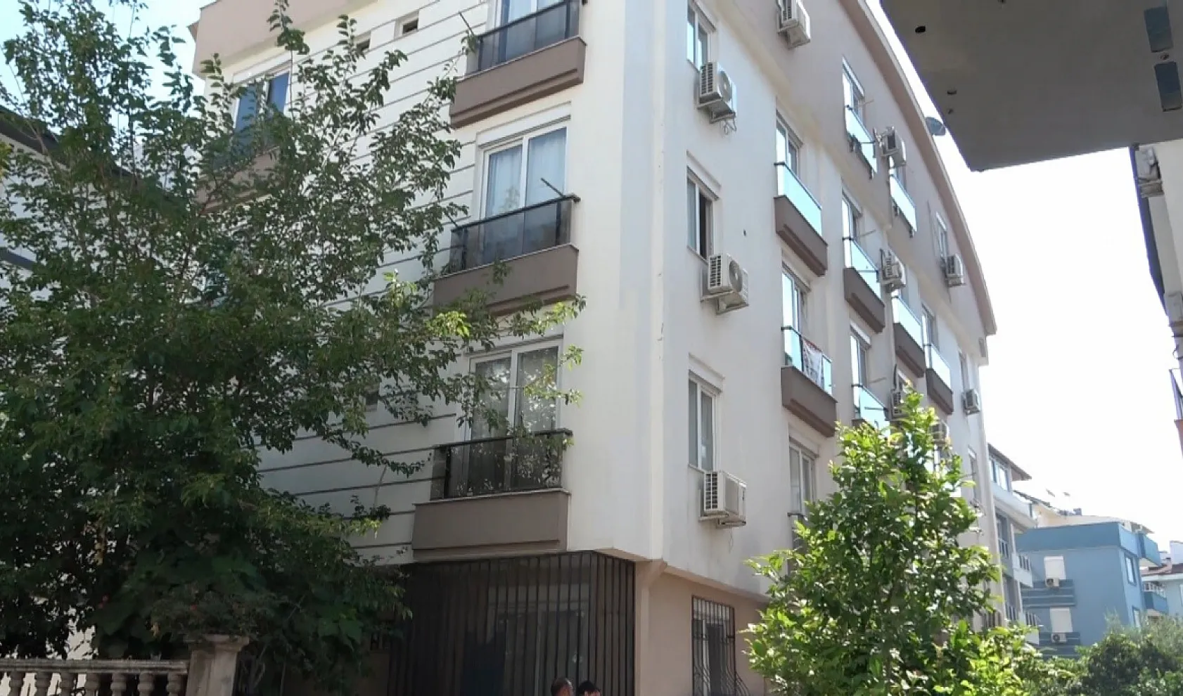 Kendini kilitlediği evi yakmaya çalıştı, yakalanınca sinir krizi geçirdi