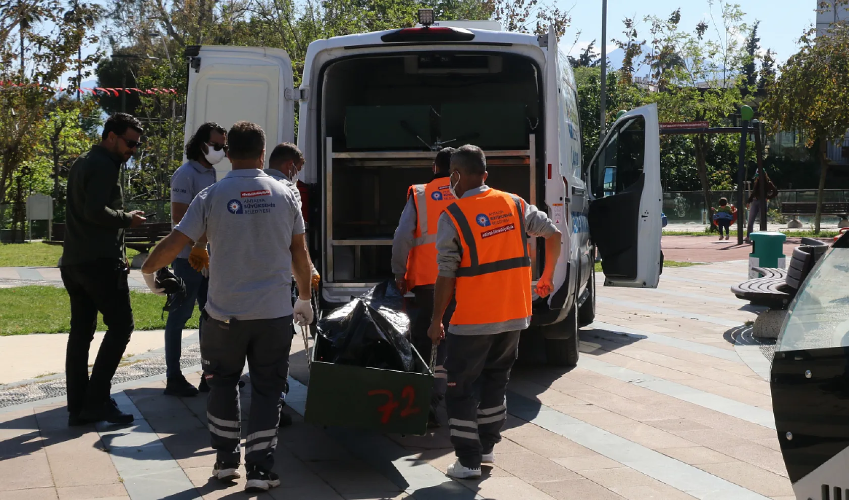 Kötü kokudan şüphelenerek baktıkları reklam panosundan tanınmayacak halde ceset çıktı