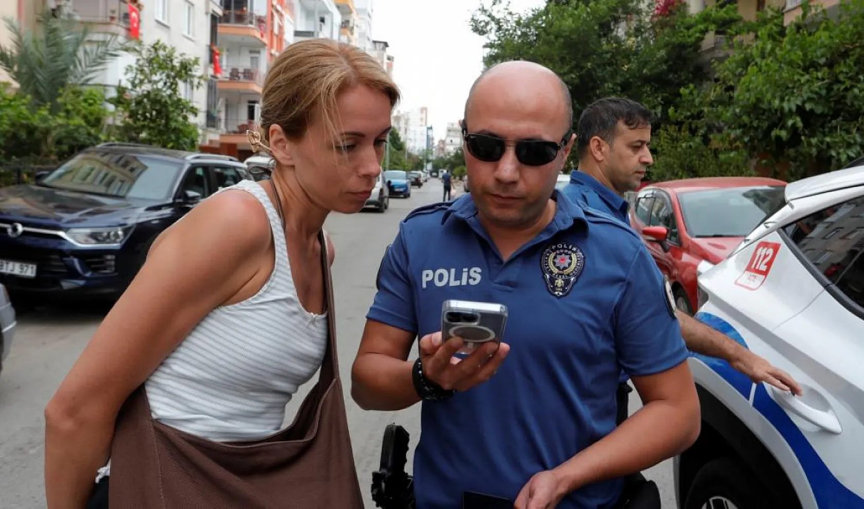 Kaybolan akıllı kol saatini GPRS ile takip eden Rus turist, polis ekipleriyle baskın yaptı