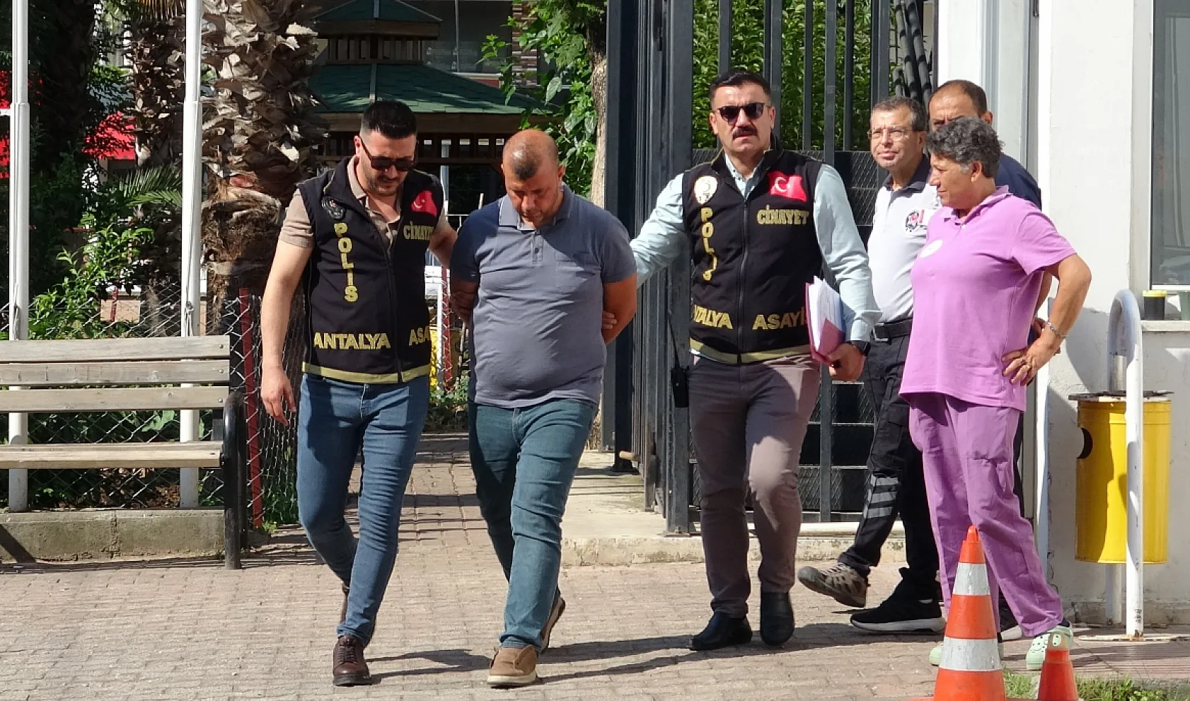 Tayin tartışmasında öğretmen eşi ve kayınpederini pompalı tüfekle öldüren zanlı adliyeye sevk edildi