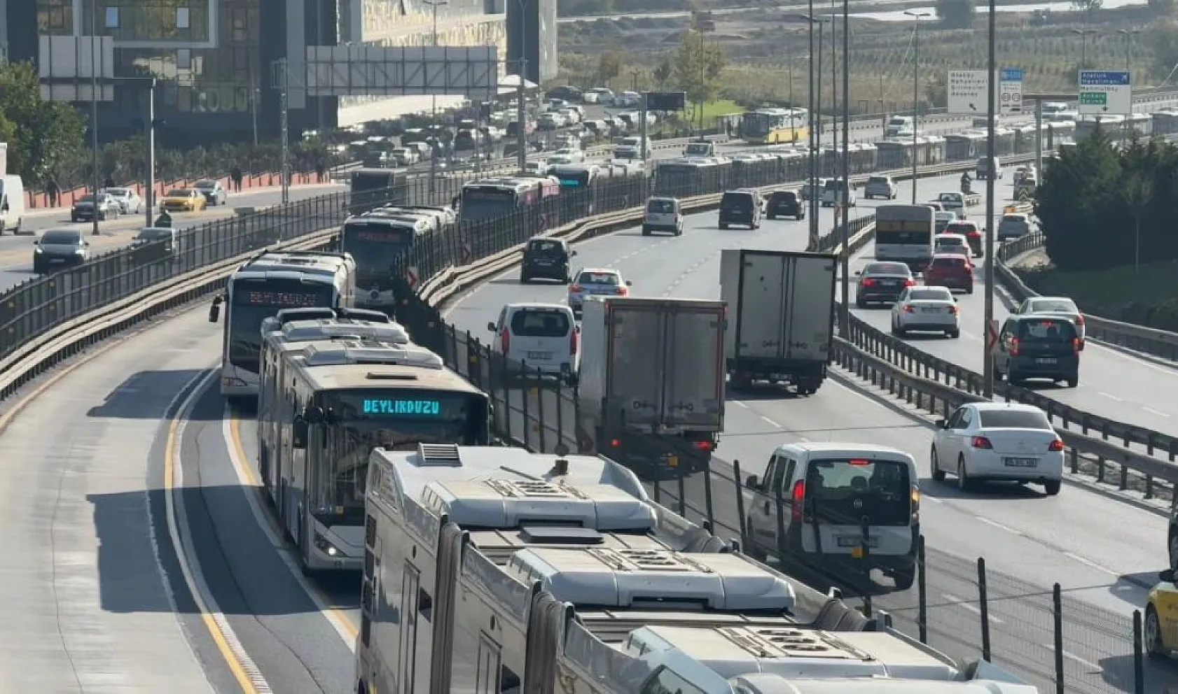 İstanbul'da iki metrobüs çarpıştı: 1 yaralı