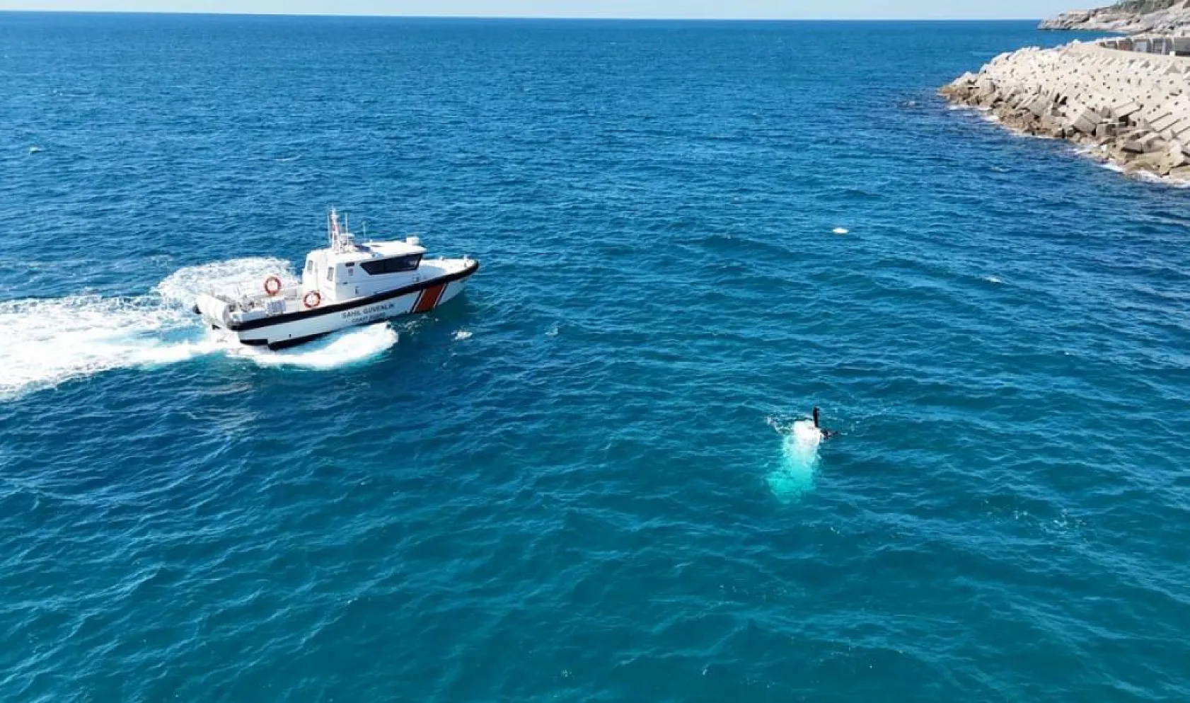 Antalya'da balıkçı teknesi battı: 3 kişi son anda denize atlayarak kurtuldu