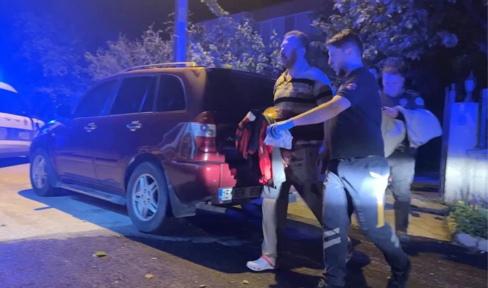 Burdur'da tartıştığı babasını bıçakladı, ekipler tarafından gözaltına alındı