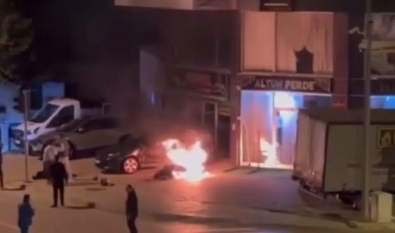 Kaza yapıp yanmaya başlayan motosikletin sürücüsünü vatandaşlar kurtardı