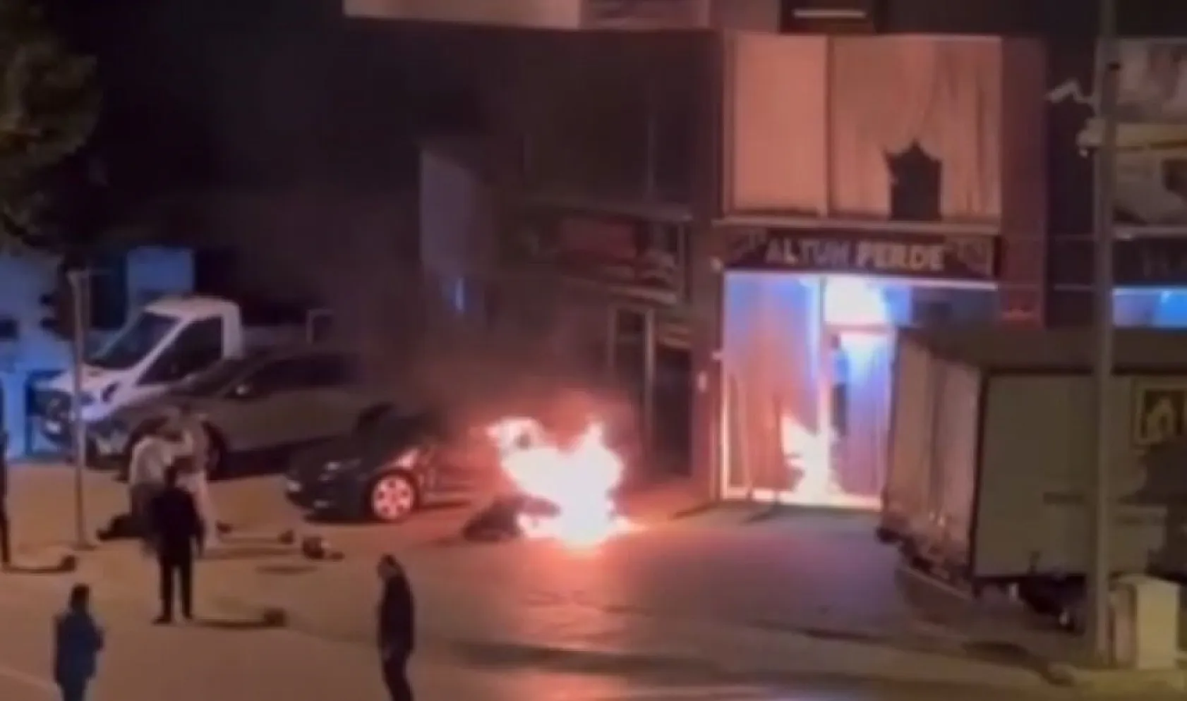 Kaza yapıp yanan motosikletin sürücüsünü alevlerden çekip aldı, 'Kahramanlık değil, insanlık görevi' dedi