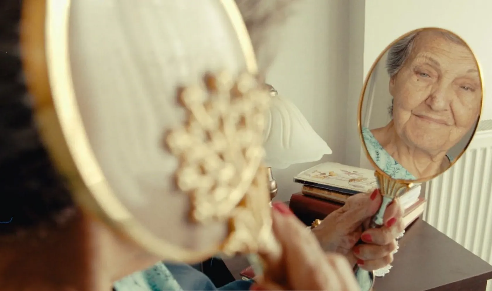 Torun çekti, babaanne oynadı