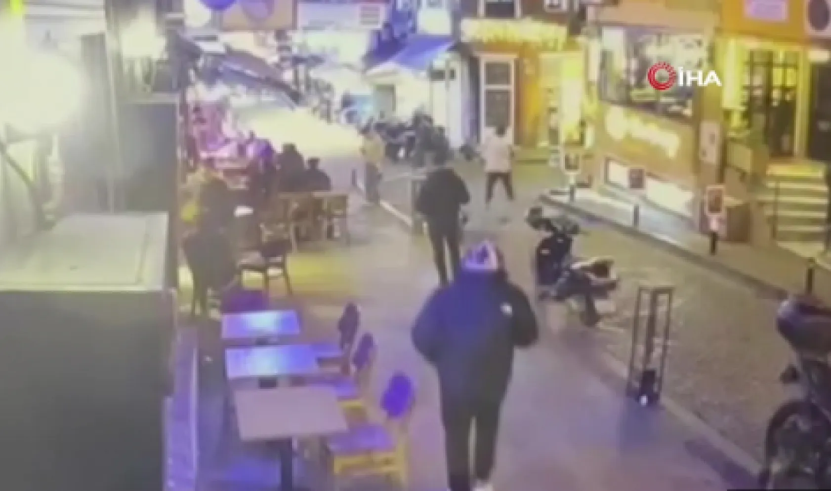 Eşiyle kafeteryada oturan adama şok saldırı: Ensesinden silahla vurularak öldürüldü