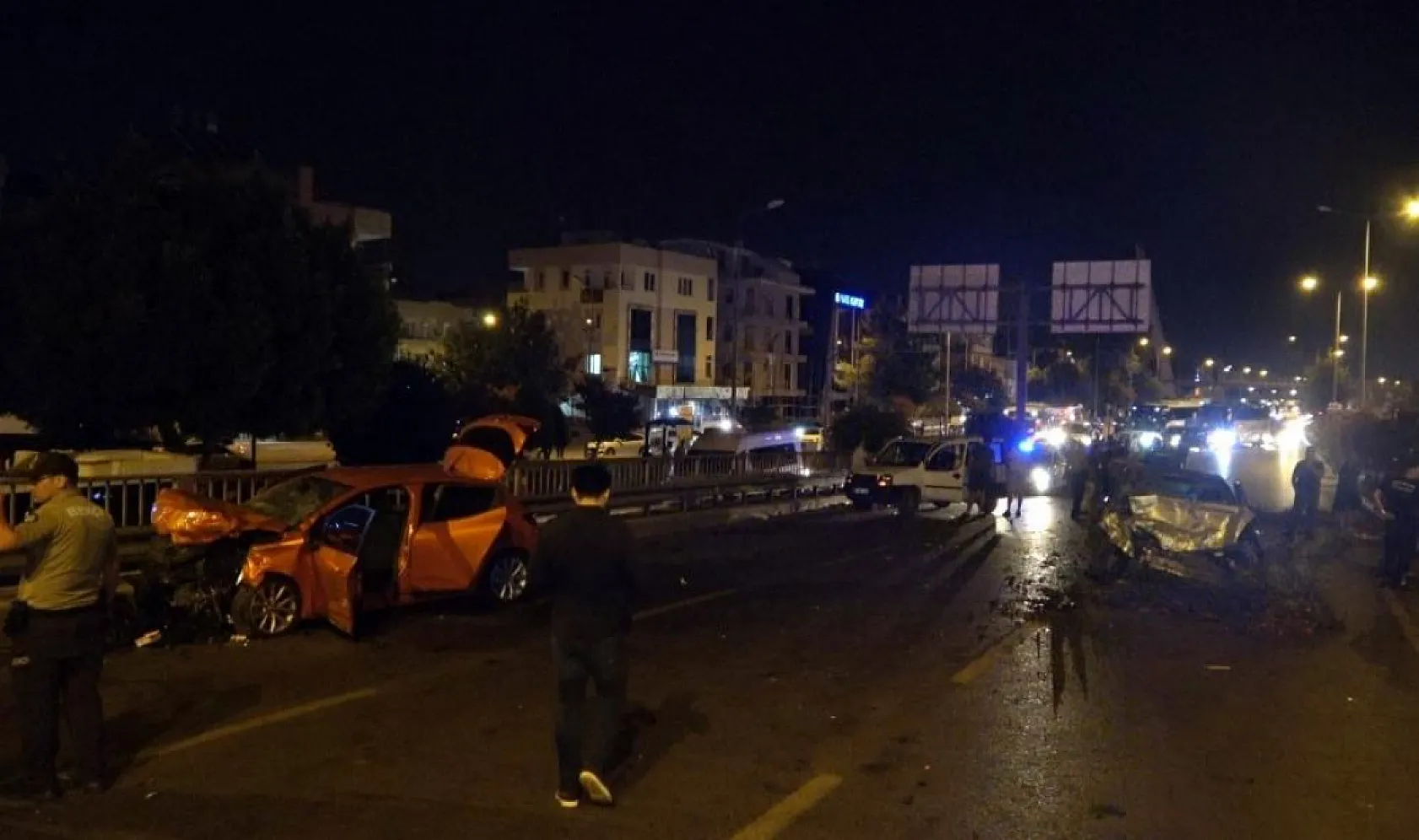 İki otomobil kafa kafaya çarpıştı, parçaları birbirine karıştı: 1'i ağır 5 yaralı