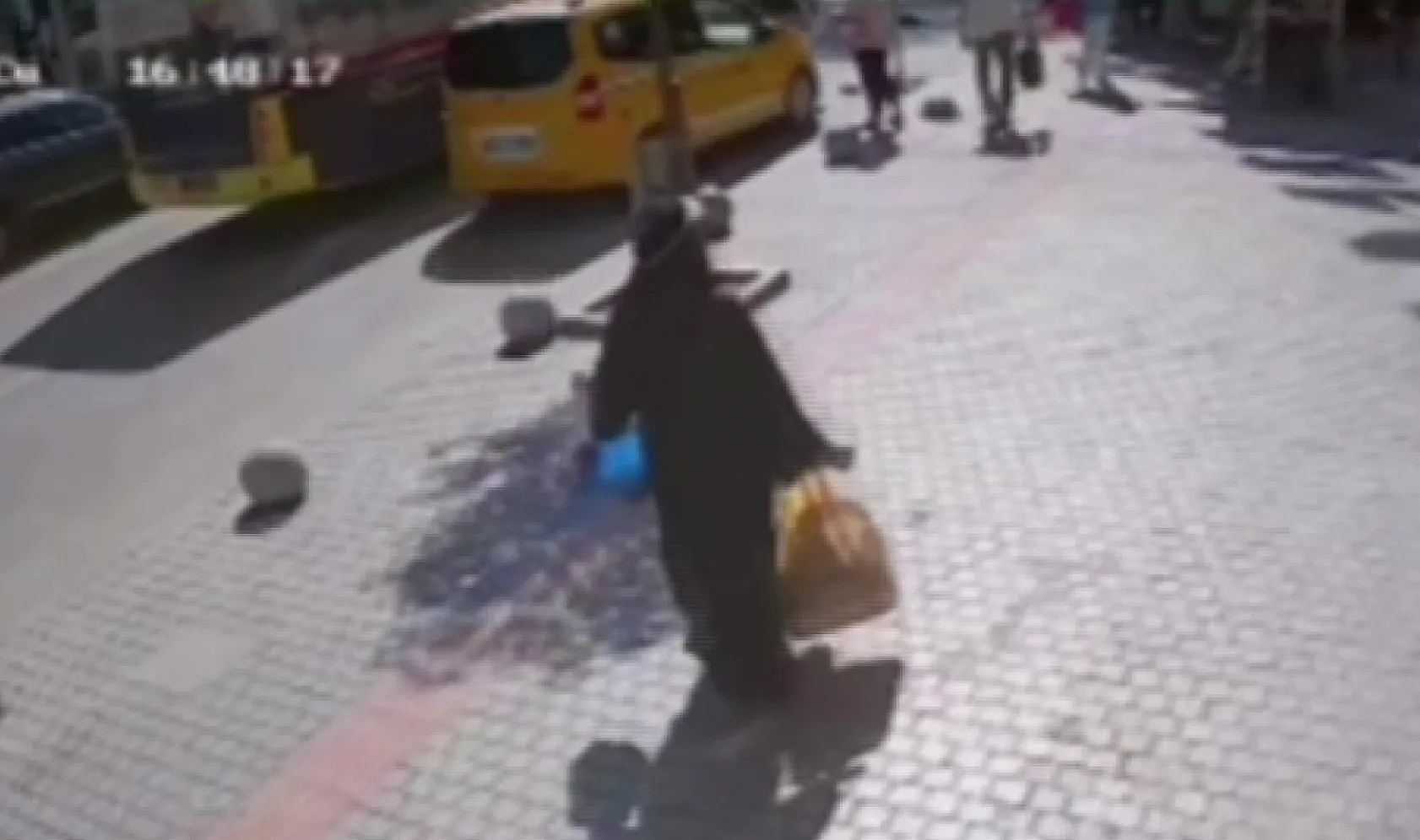 Genç avukat taksinin altında kaldı, çok sayıda kişi çıkarmak için seferber oldu