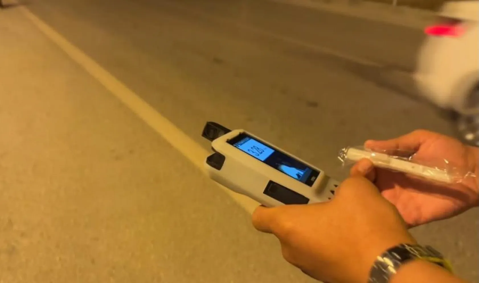 Denetim yapan polislere selam vermek için aracıyla yanlarına gitti, 3.28 promil alkollü çıktı