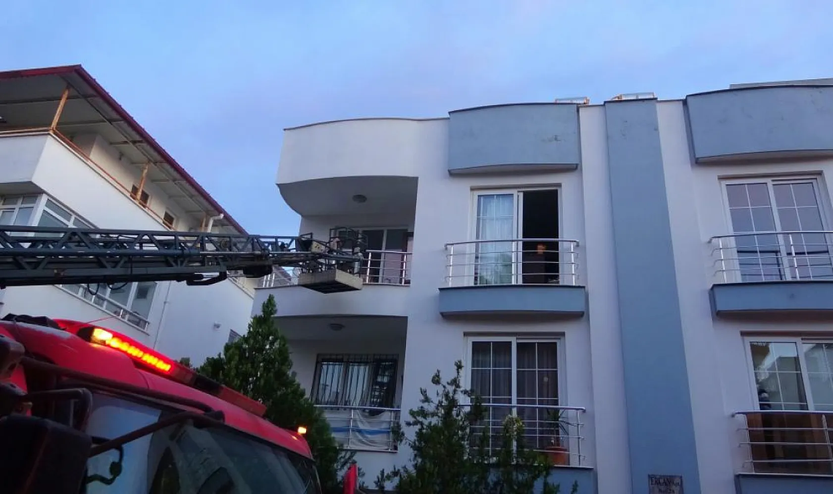 Antalya'da bunalıma girip evini yakan genci ekipler kurtardı