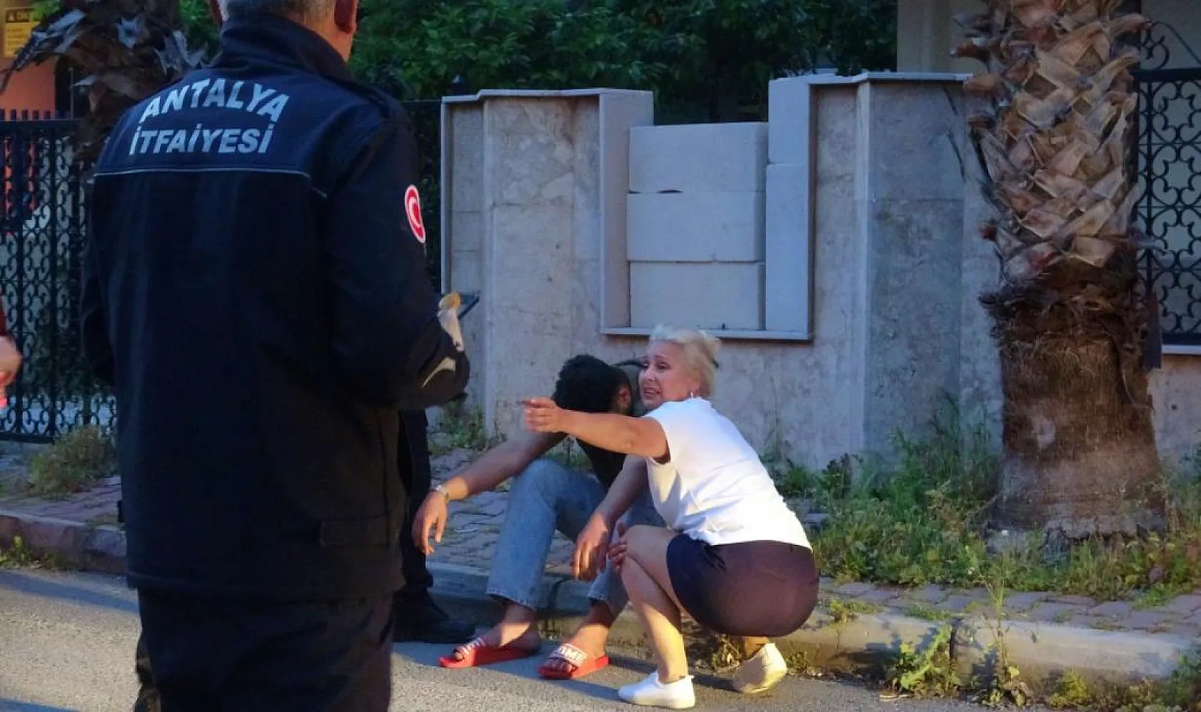 Antalya'da bunalıma girip evini yakan genci ekipler kurtardı