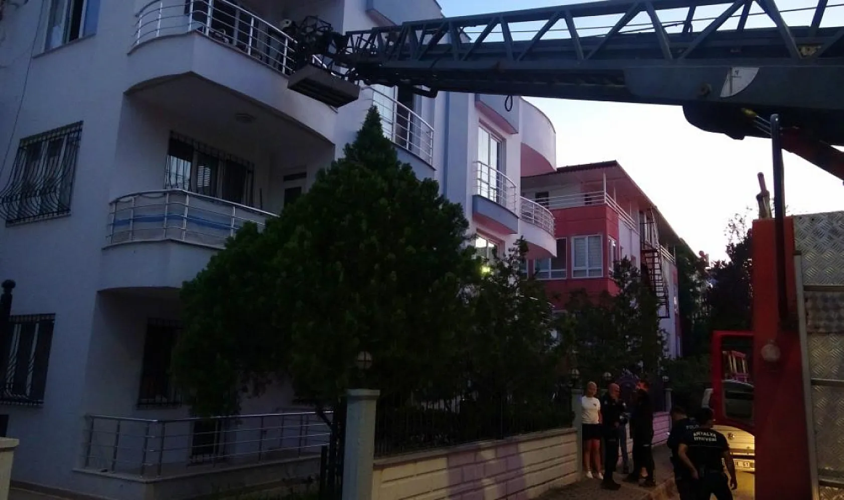 Antalya'da bunalıma girip evini yakan genci ekipler kurtardı