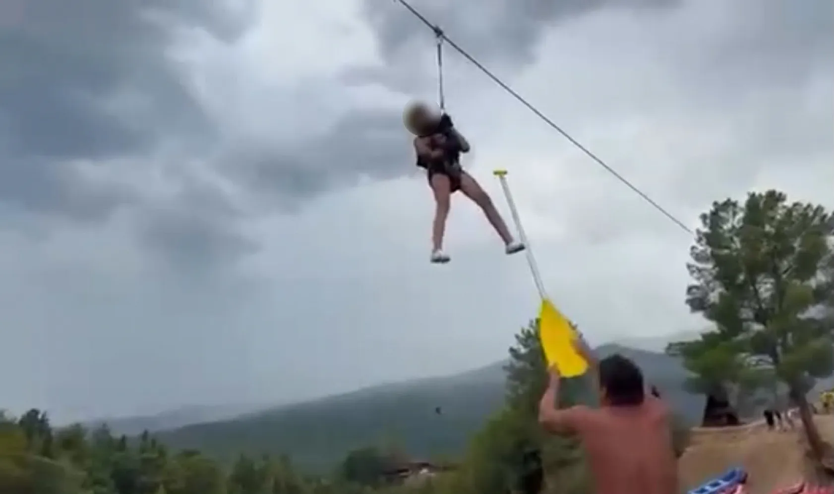 Kanyonda ziplinede asılı kalan turist çocuğu rafting rehberi kurtardı