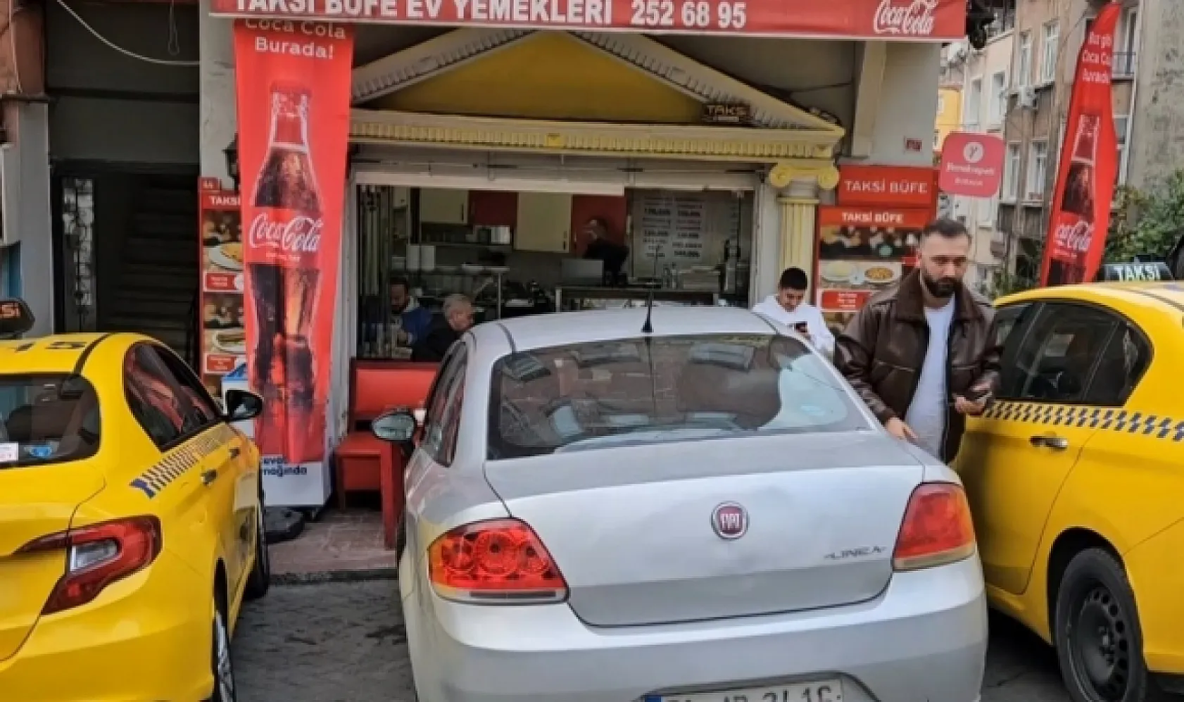 Taksiye alınmayan alkollü şahıs, aracın tekerleklerini bıçakladı
