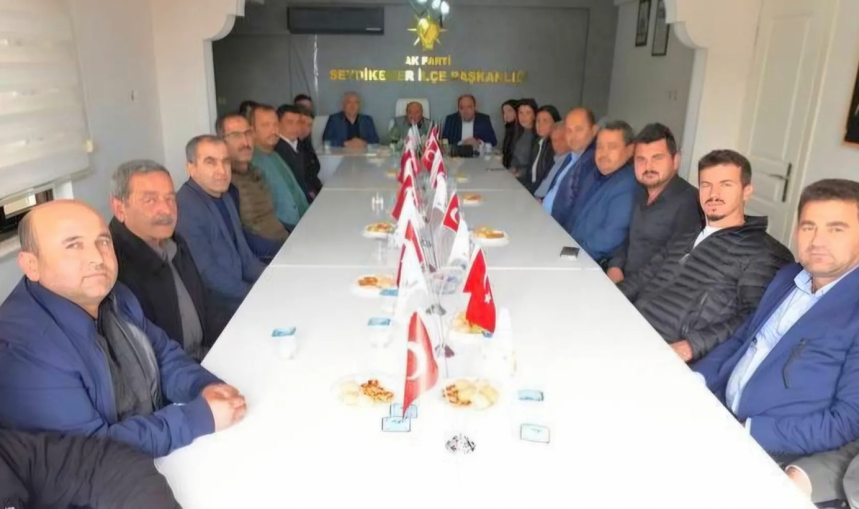 Vekil Otgöz ve Başkan Akdenizli'den AK Parti Seydikemer'e ziyaret