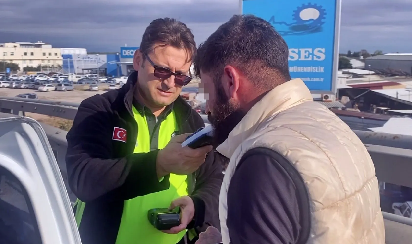 Polis ehliyetsiz sürücüyü lastiklerini patlatarak durdurdu