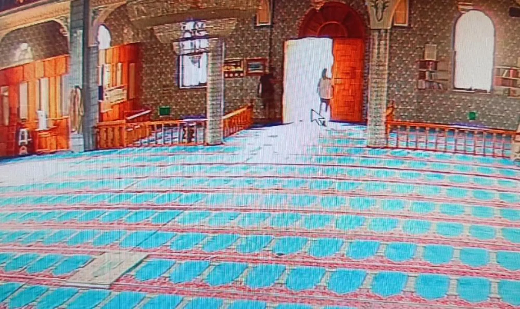 Camiye girip yardım paralarını çaldı, namaz kılanı görünce cami görevlisi rolüne girdi