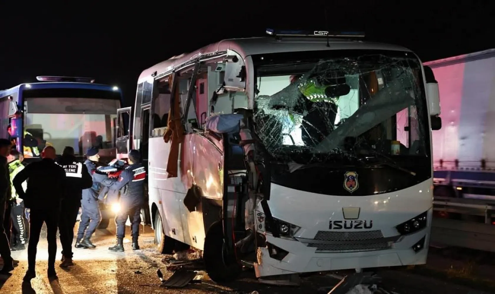 Cezaevi Midibüsü, Tır ve Otomobil Çarpıştı: 23 Yaralı