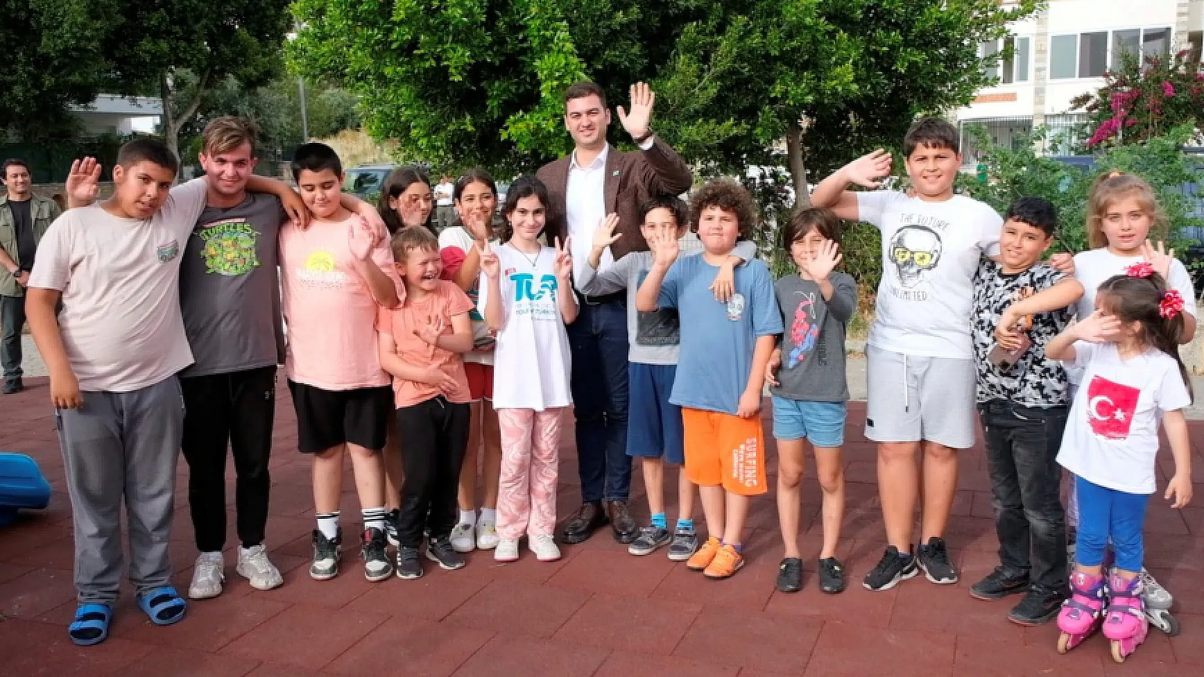 Bodrum Belediye Başkanı  Mandalinci, Parkta Çocuklarla Buluştu