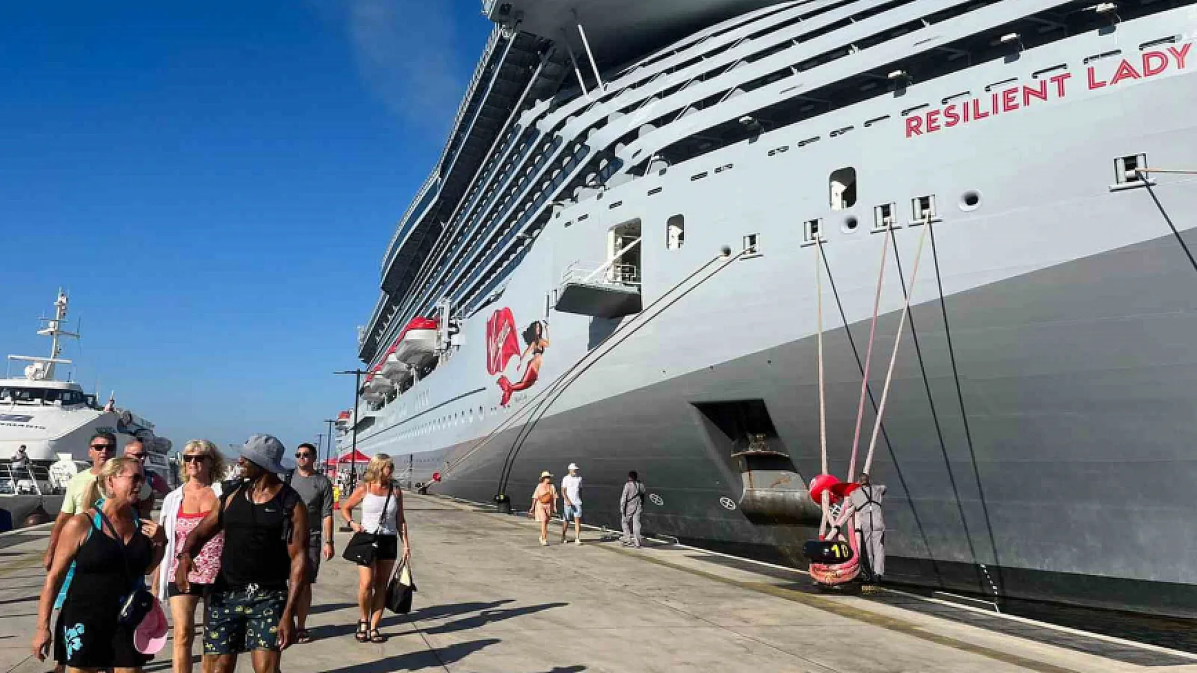 Dev yolcu gemisi 2 bin 300 yolcuyla Bodrum’a geldi