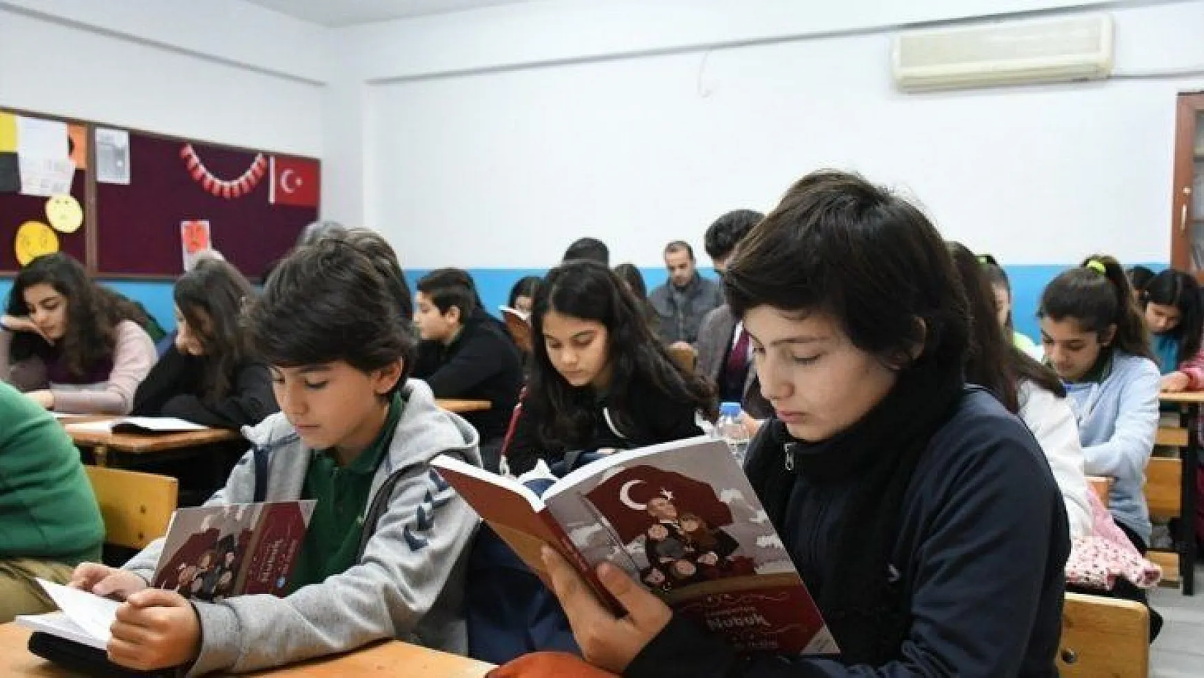 'Ata'ya Selam Olsun' projesi kapsamında kitaplar okunmaya başlandı