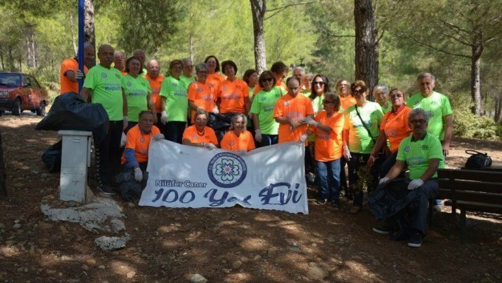 100 Yaş Evi üyelerinden çevre temizliği