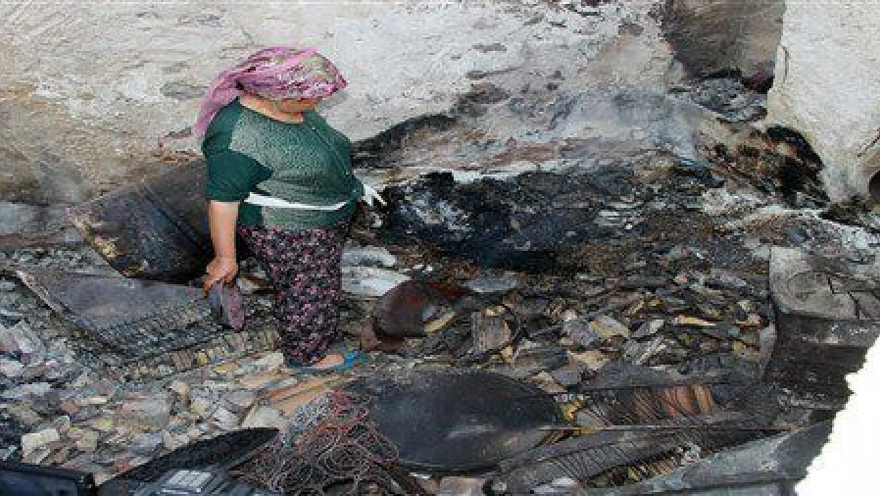 Zeytinköy'de inek ve tavukları hariç her şeyini kaybeden kadın evini terk etmiyor