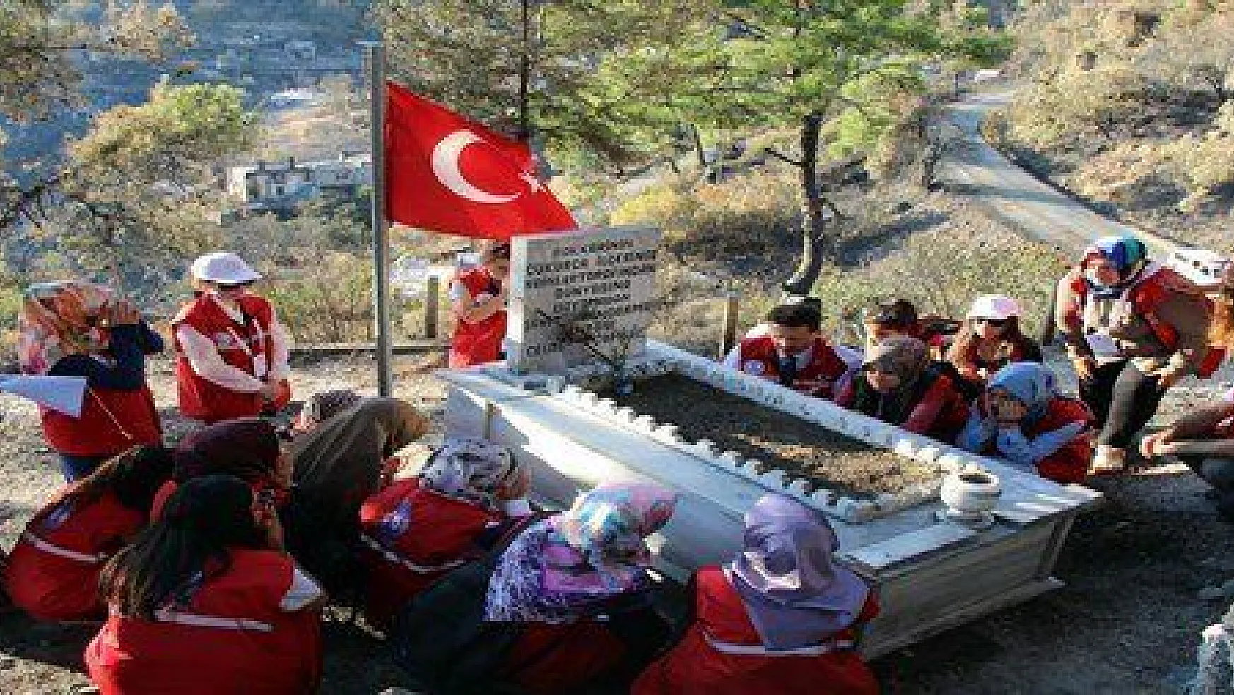 Mezarlık yandı, şehit mezarlığındaki Türk bayrağı yanmadı
