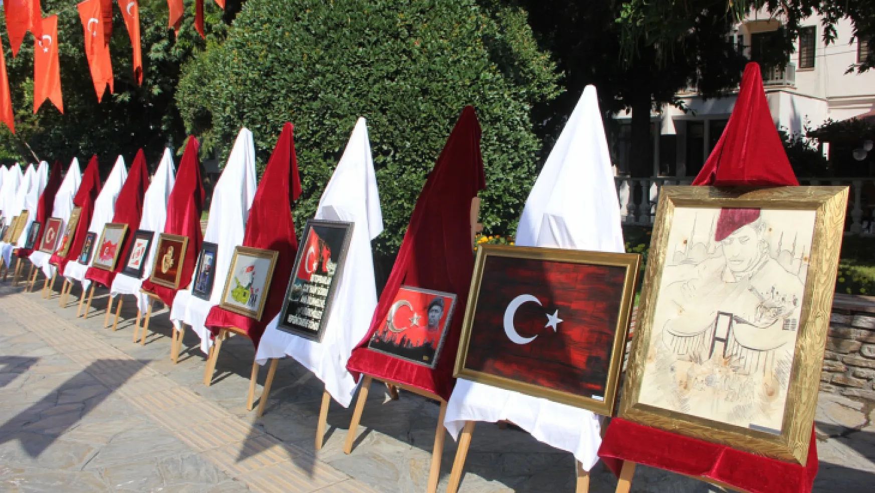 15 Temmuz 'Türkiye Geçilmez' Resim Sergisi Açıldı