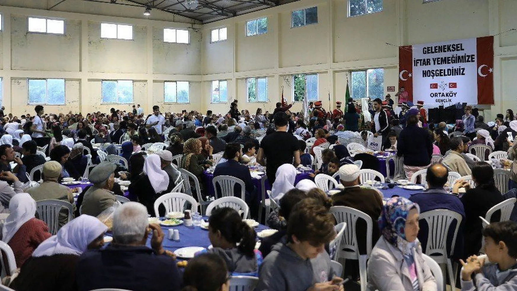 Ortaköy'lü gençlerden 2 bin kişilik iftar yemeği