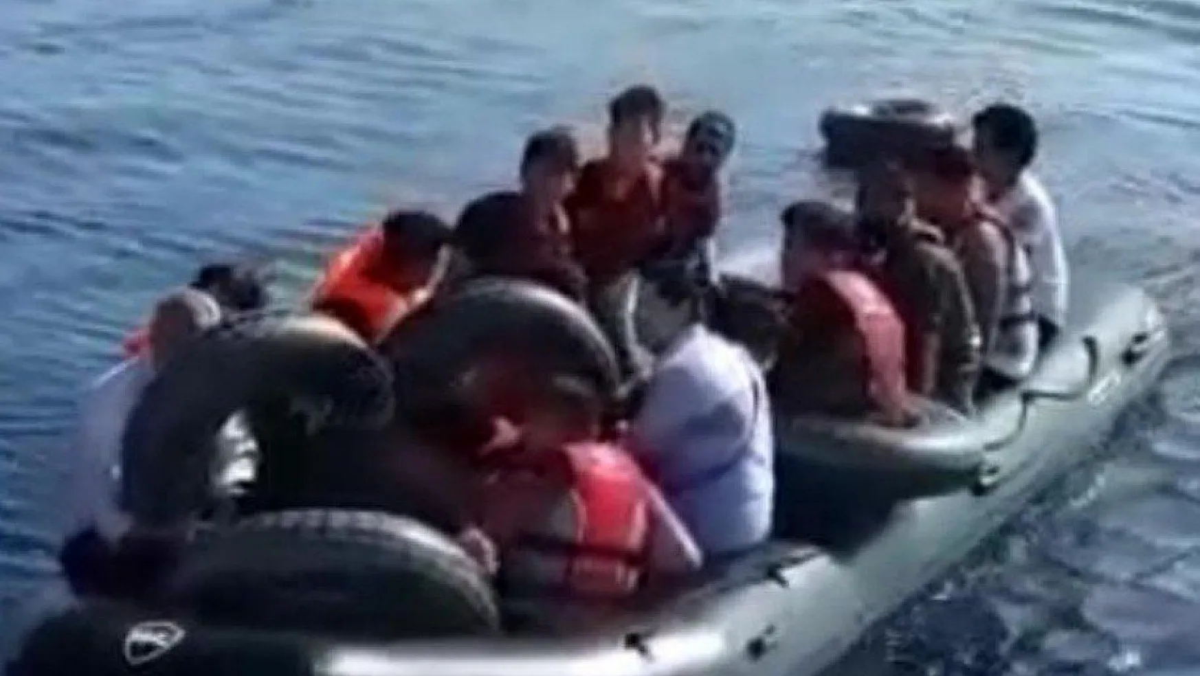Lastik bot içinde 21 kaçak göçmen yakalandı