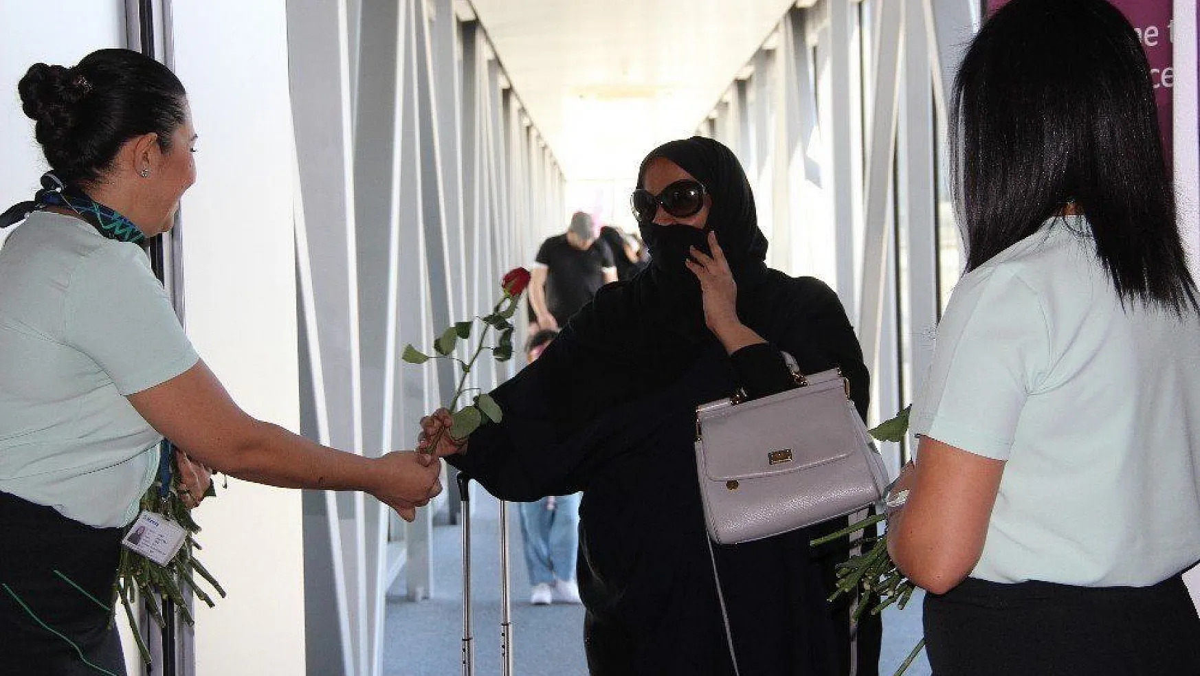 Katarlı turistler kırmızı güllerle karşılandı