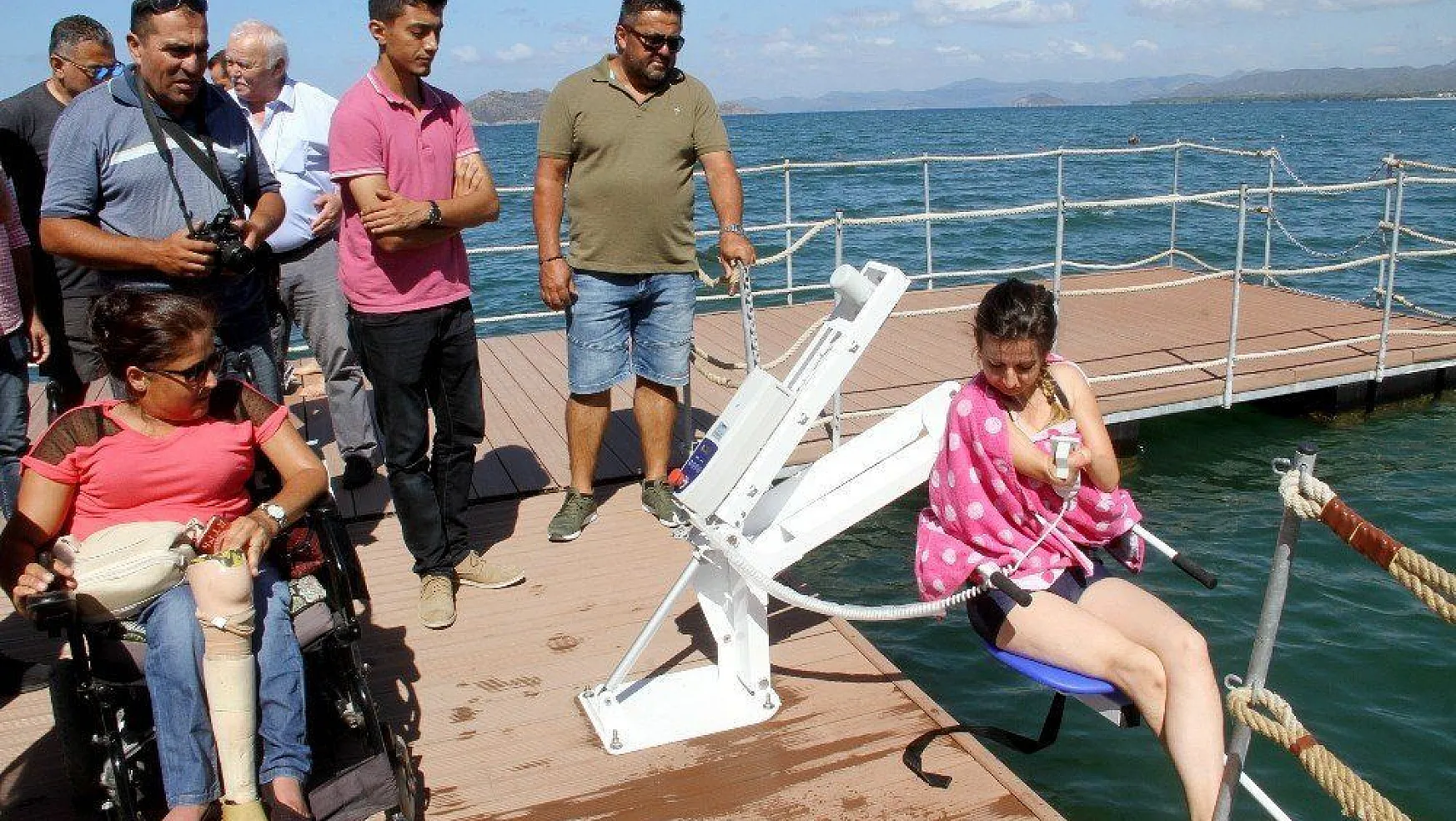 Engelliler için yüzer güneşlenme terası yapıldı (video)