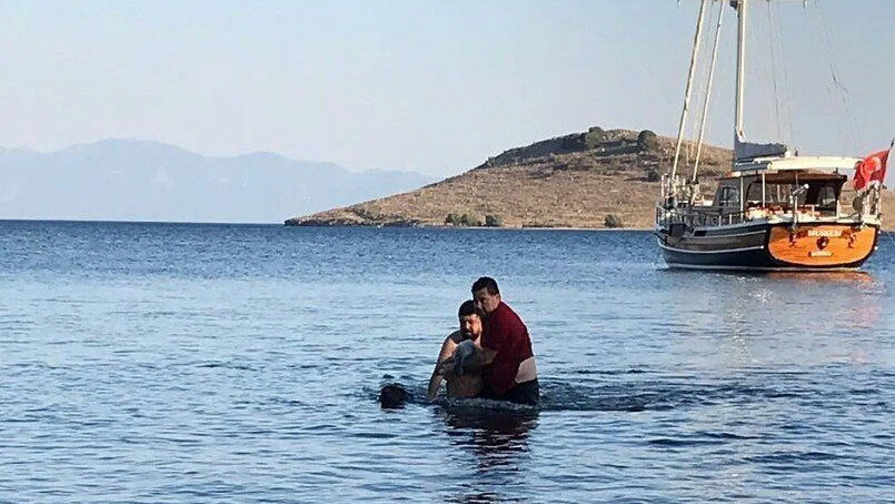 Bodrum Belediye Başkanı Mehmet Kocadon boğulan tatilcinin hayatını kurtardı