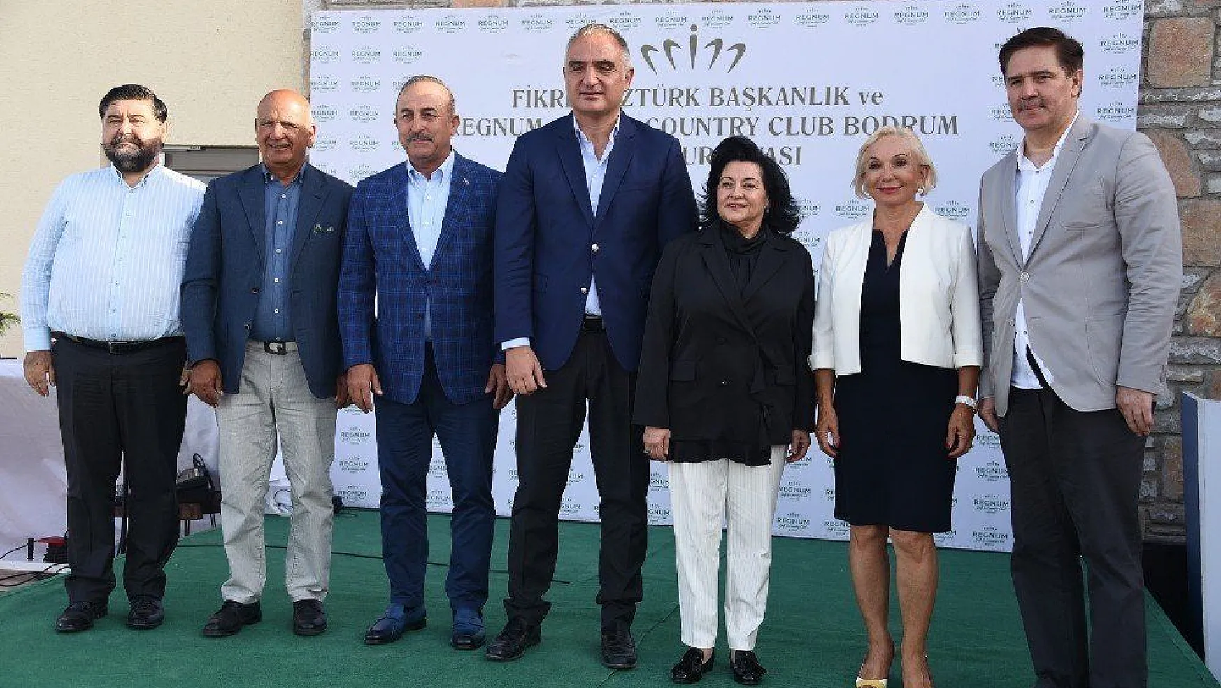 Golf sahasının açılış turnuvasında ödülleri Dışişleri Bakanı Çavuşoğlu ile Kültür ve Turizm Bakanı Ersoy verdi