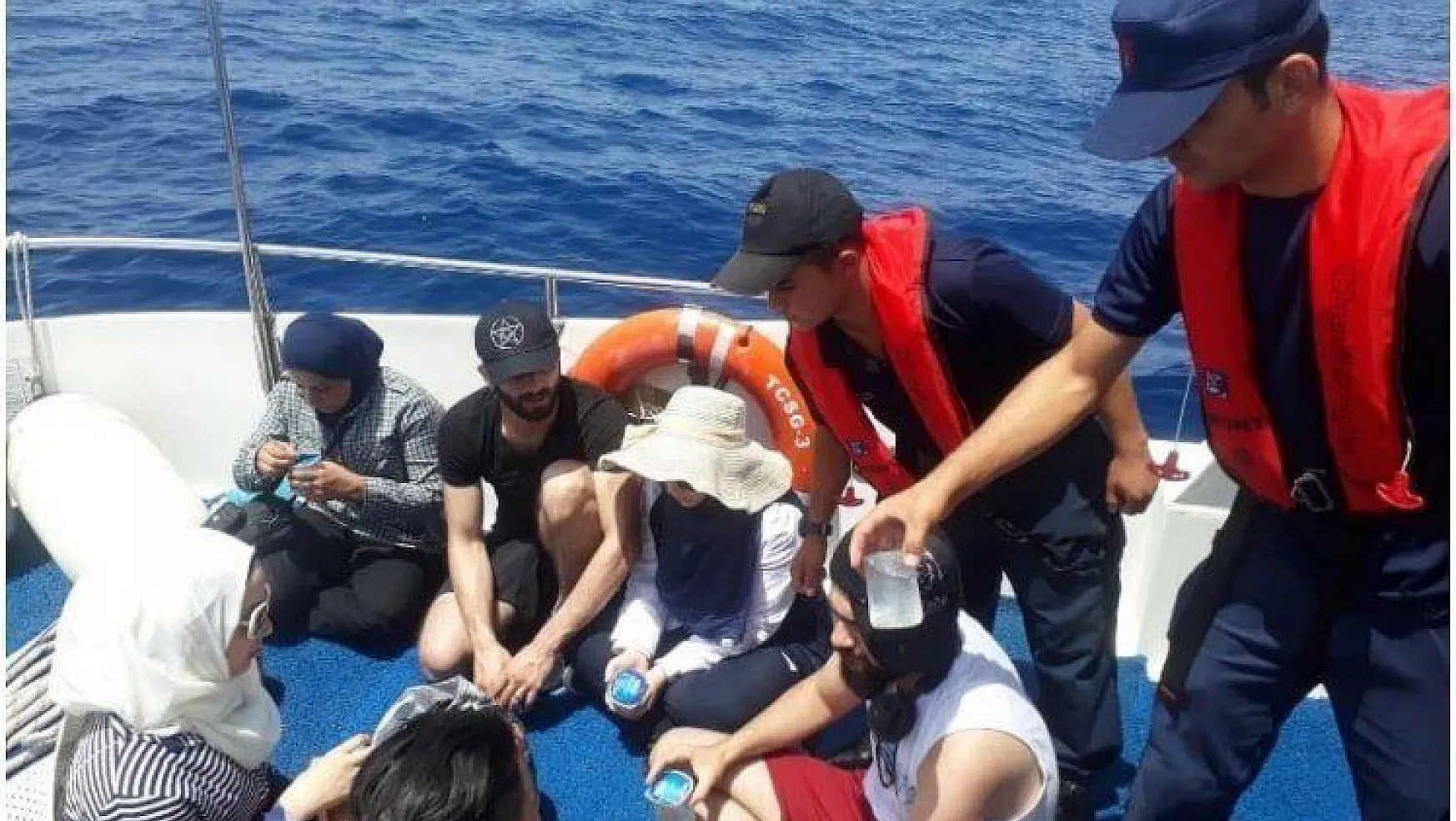 Tekneleri arızalanan 8 kaçağı sahil güvenlik ekipleri kurtardı