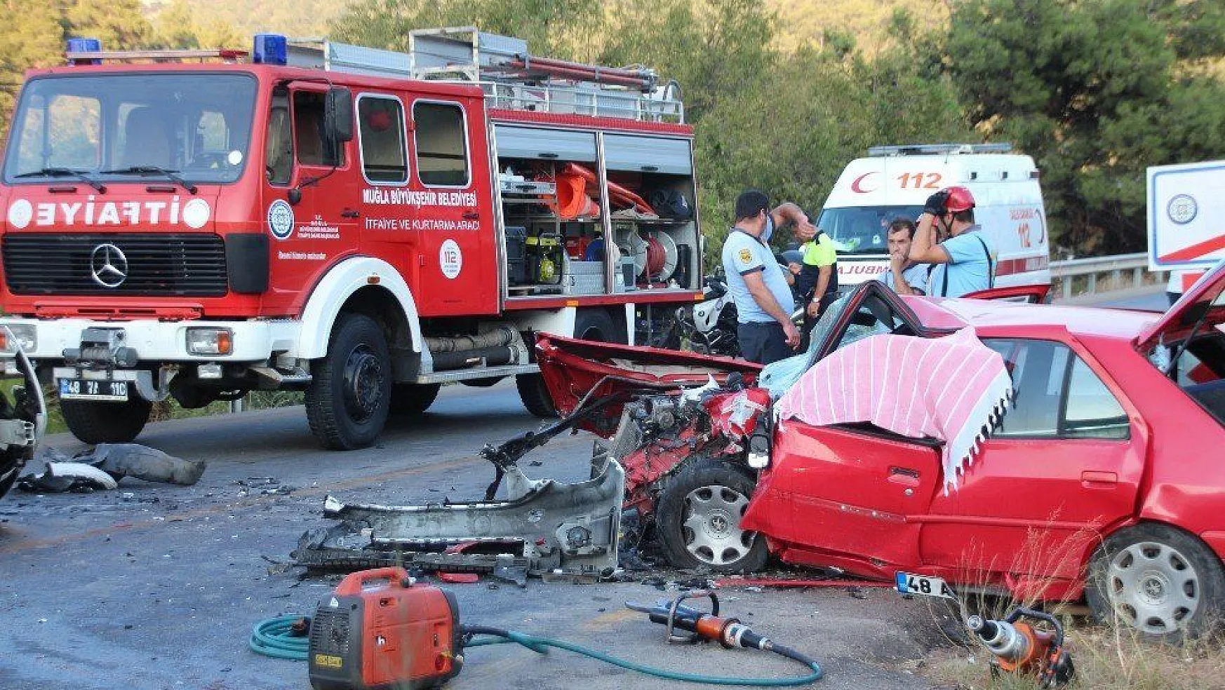 Bodrum'da iki araç kafa kafaya çarpıştı: 1 ölü, 3 yaralı