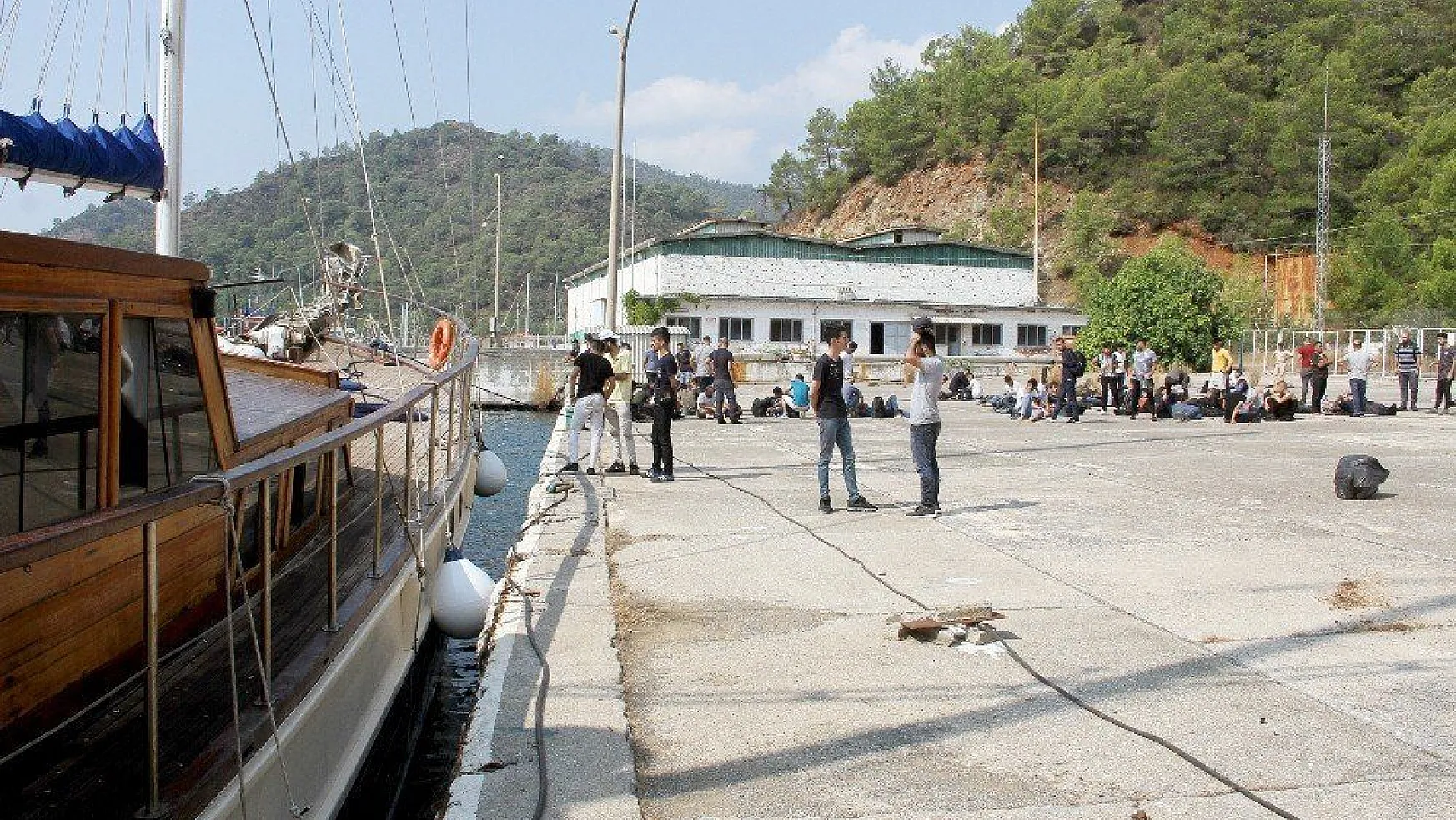 30 kişilik teknede 174 kaçak göçmen