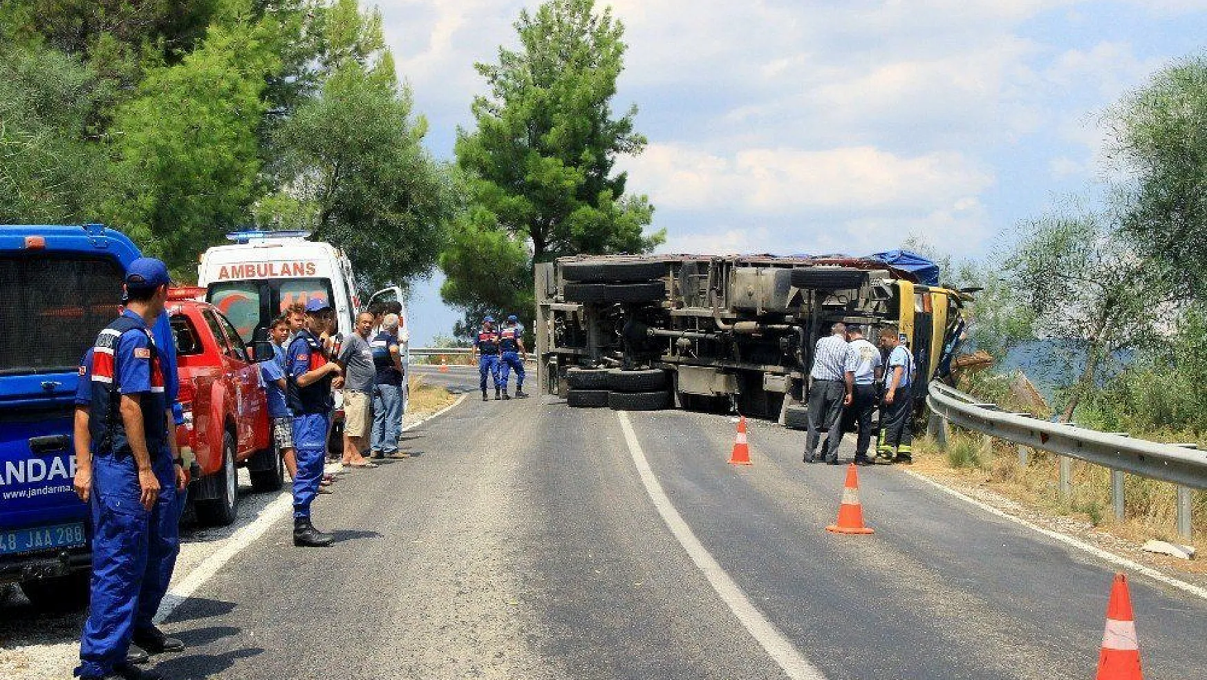 Virajı alamayan kamyonun şoförü öldü