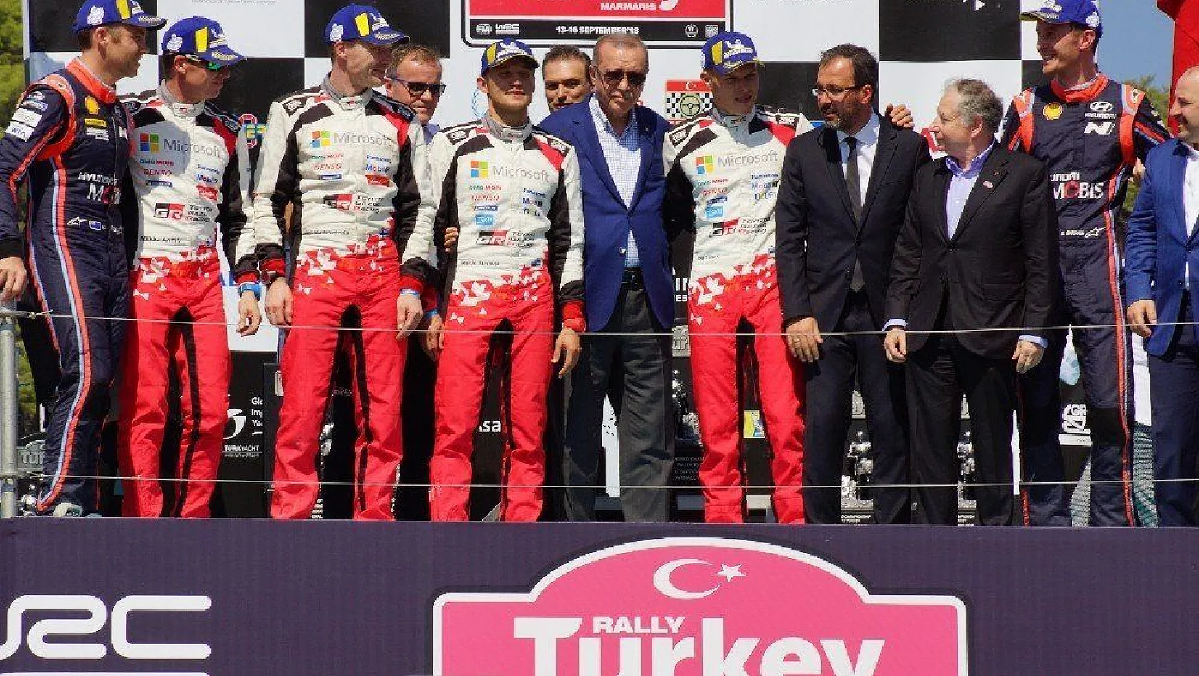 Şampiyonlar kupalarını Cumhurbaşkanı Erdoğan'ın elinden aldı
